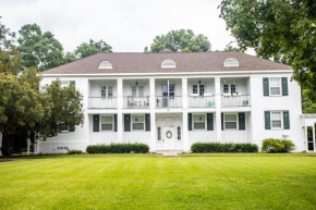 Chic 1 Bed Condo with Pool, Hot Tub, and Parking Near Downtown Mobile